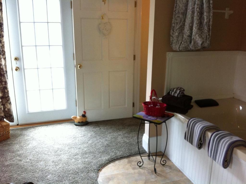 Emerald Necklace Inn Bed And Breakfast Lakewood Room photo