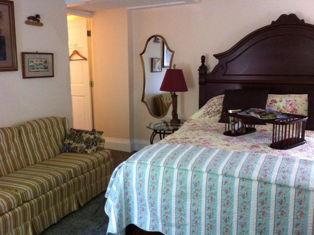 Emerald Necklace Inn Bed And Breakfast Lakewood Room photo